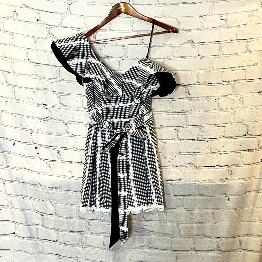 Madelyn Rae Black White Checkered Embroidered Ruffle Shoulder Size Large